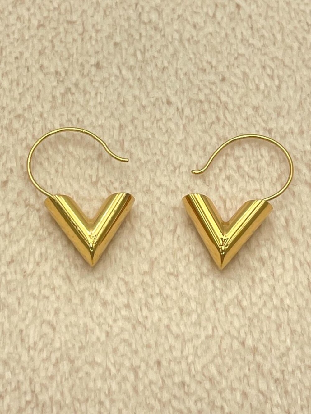 Authentic Louis Vuitton 2 PAIRS Essential V Gold Tone Hoop Earrings LV Logo - Picture 5 of 16